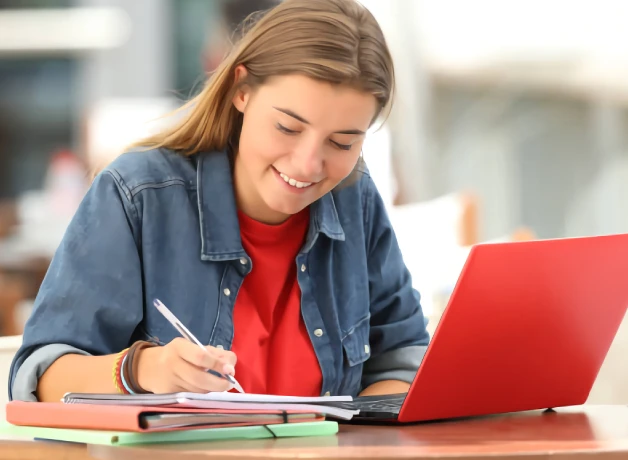 Mujer realizando un test vocacional