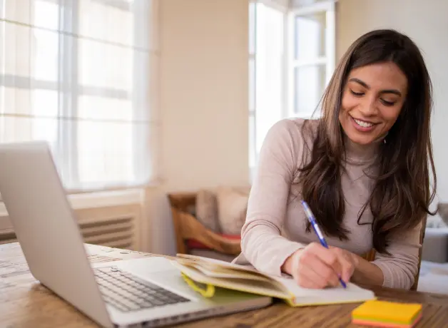 Carreras universitarias a distancia en Perú Mujer tomando apuntes en su clase virtual