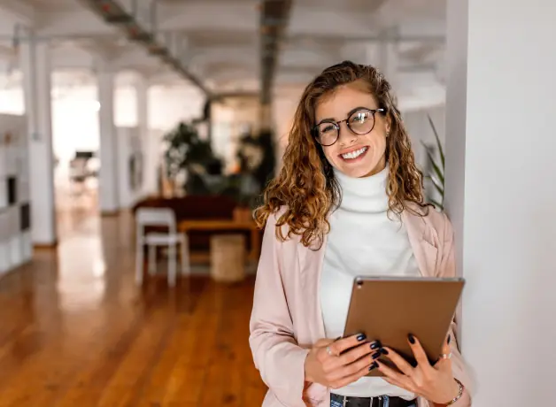 Administradora de empresas con su iPad