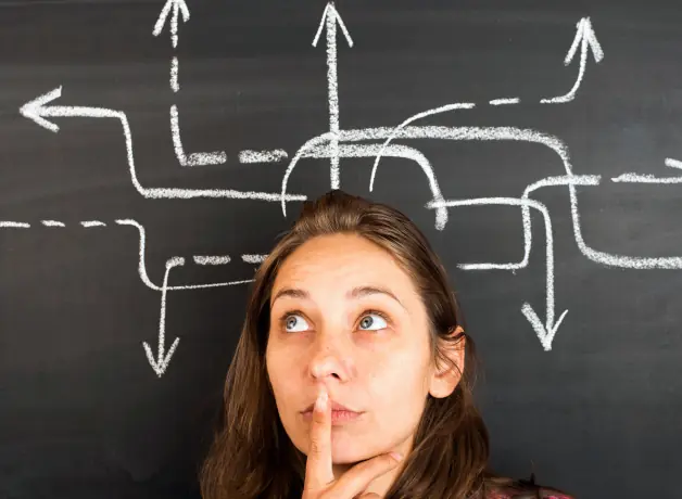 ¿Cómo elegir una carrera cuando tienes varios intereses? Mujer confundida