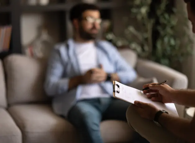 Psicólogo en consulta con su paciente