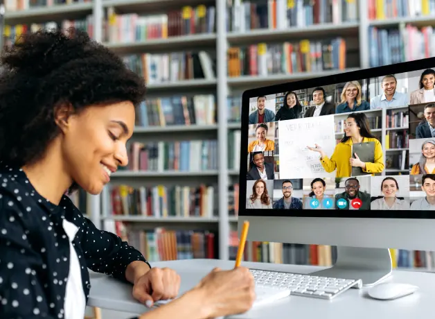 La oferta educativa para estudiar programas de pregrado mediante las modalidades semipresencial y a distancia Mujer joven en una reunión virtual