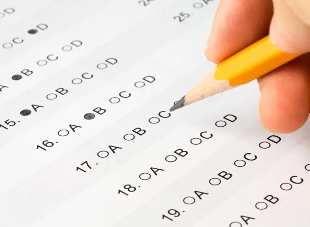 Examen ordinario de admisión Persona marcando opciones de respuesta en examen