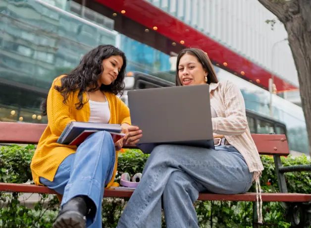 Jóvenes estudiando en el campus
