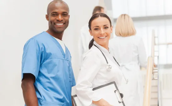Medicina vs Enfermería: campo laboral, vocación y estilo de vida profesional