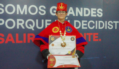 egresado-UCV-recibe-honoris-causa