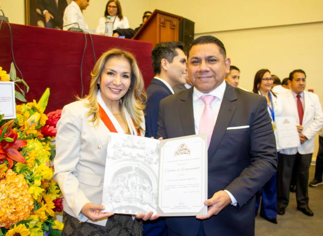 director-de-medicina-recibe-reconocimiento